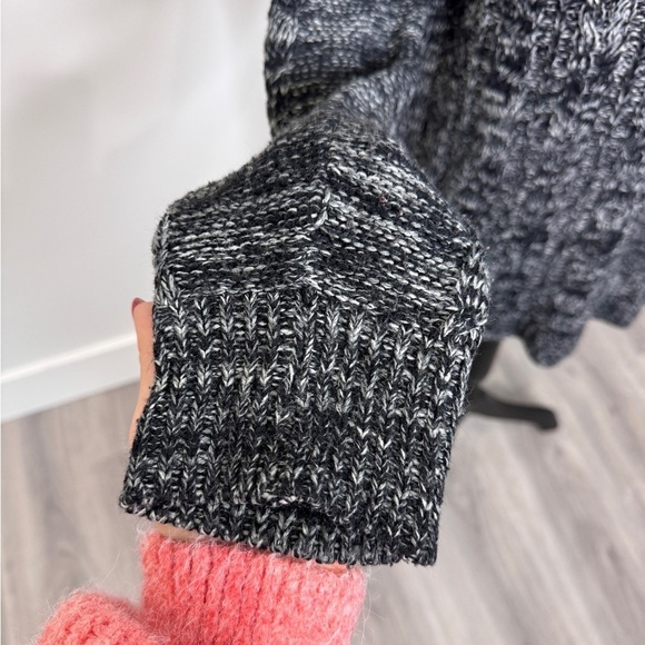 Faded Glory V-Neck Women’s Sweater (XXL) - Picture 2 of 8